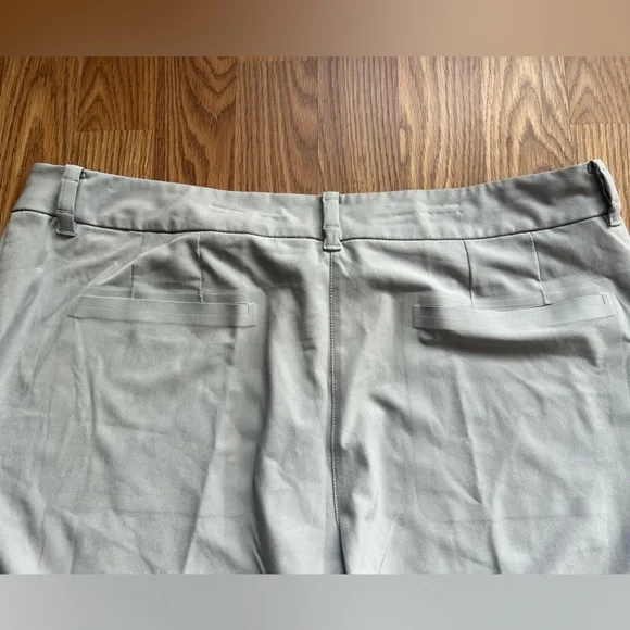 Nike Dri Fit Women’s Golf Shorts Light Gray/ off white size 14 - Picture 5 of 9